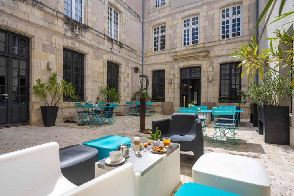 view on the lobby of the Hotel la Monnaie Arty La Rochelle